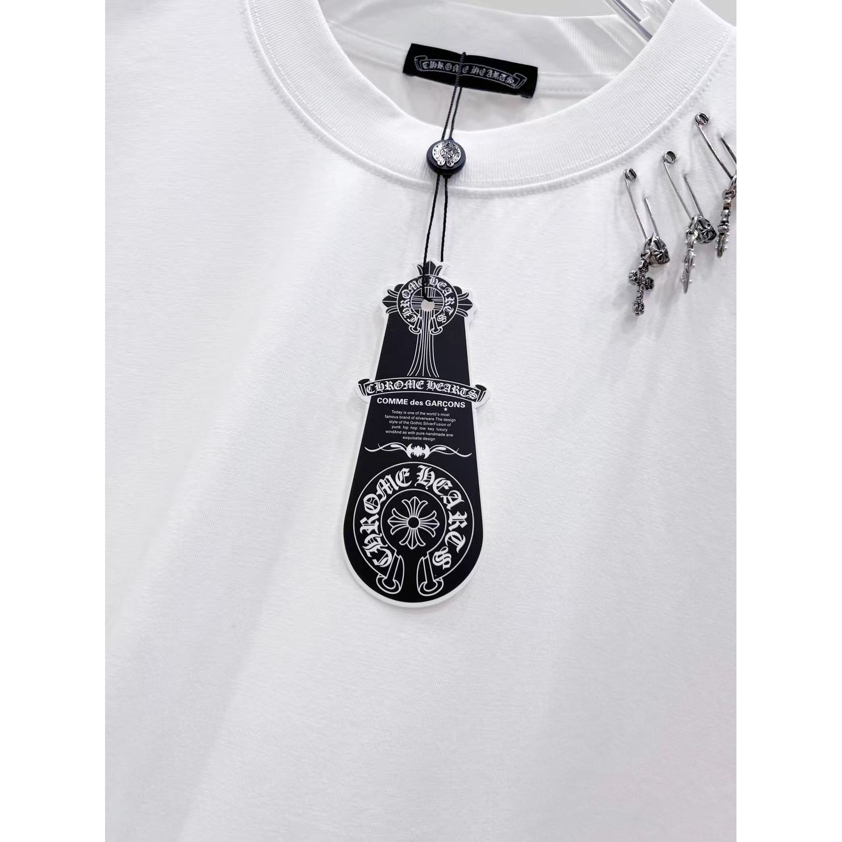 <p>CHROME HEARTS 破洞别针刺绣短袖(白)</p>