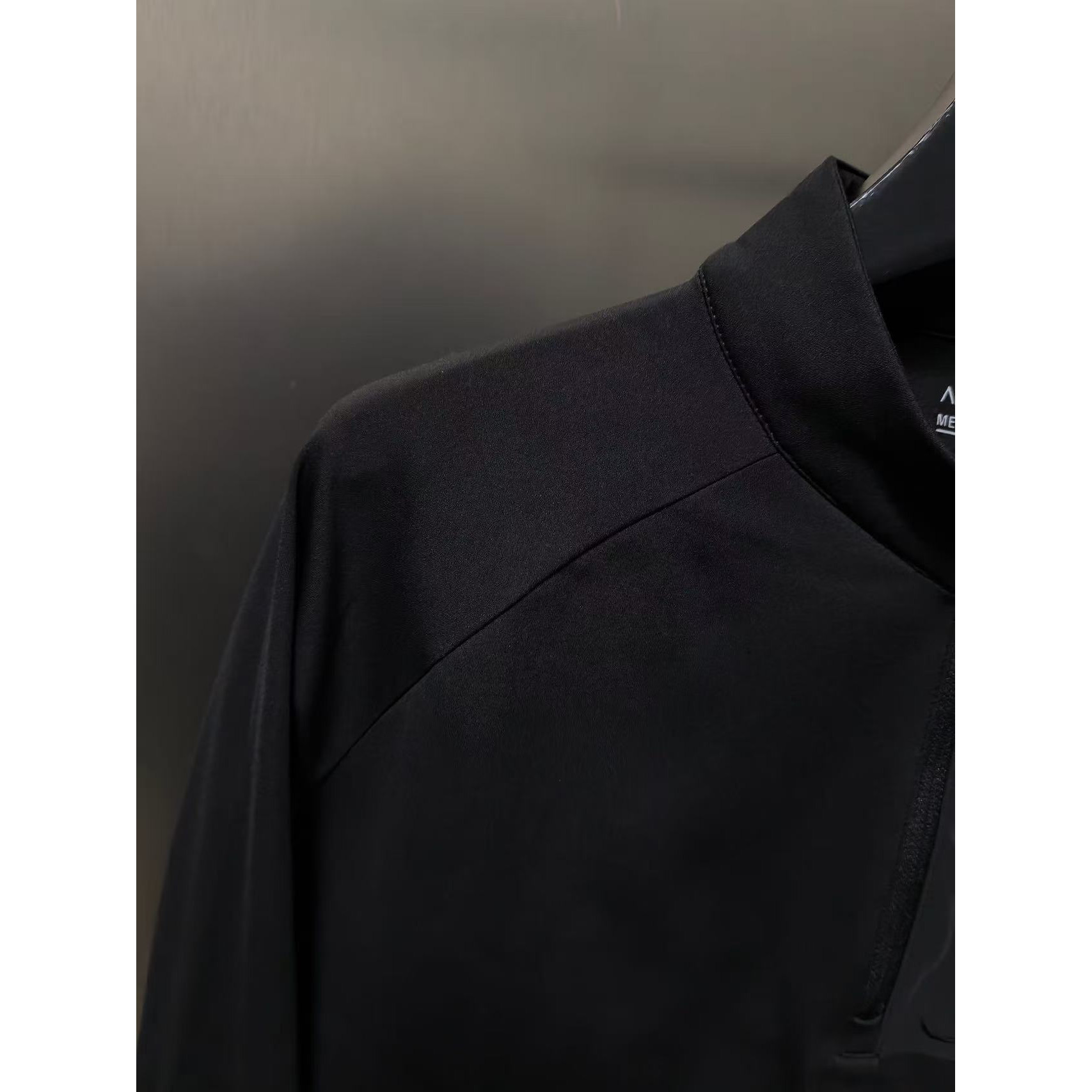 <p>Arc'teryx 半拉链口袋长袖打底(黑)</p>