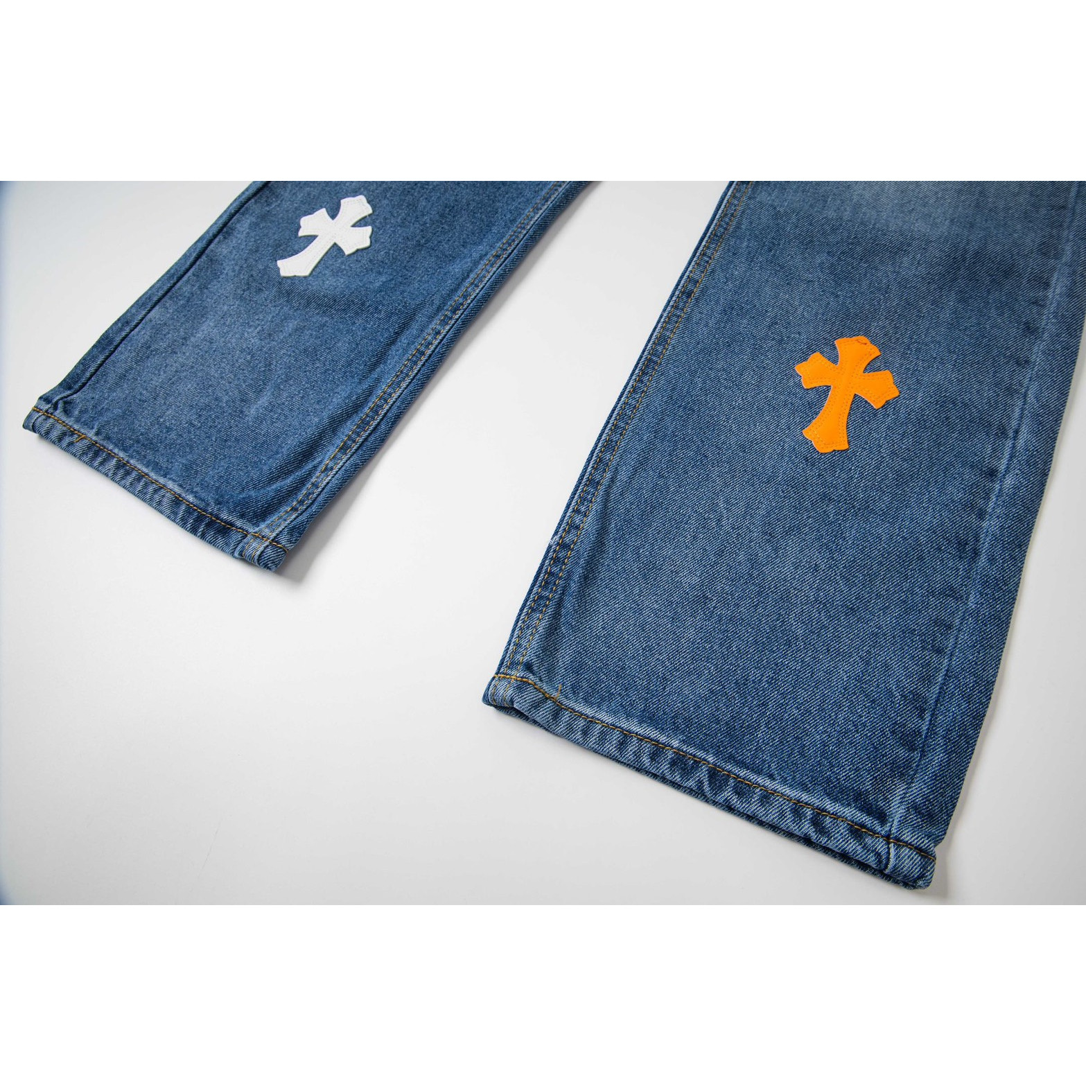 <p>CHROME HEARTS 浅蓝裤梵文黄白拼皮牛仔裤(1804#)</p>