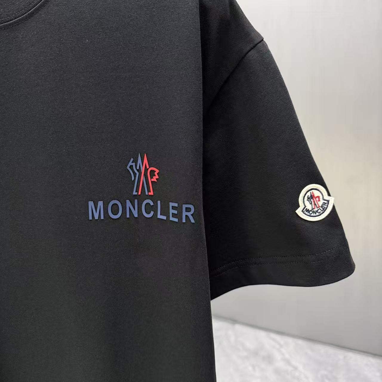 <p>Moncler 短袖T恤(黑)</p>