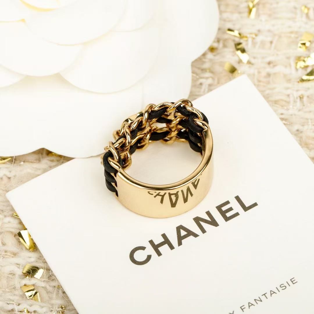 <p>CHANEL&nbsp;穿皮链双c戒指</p>