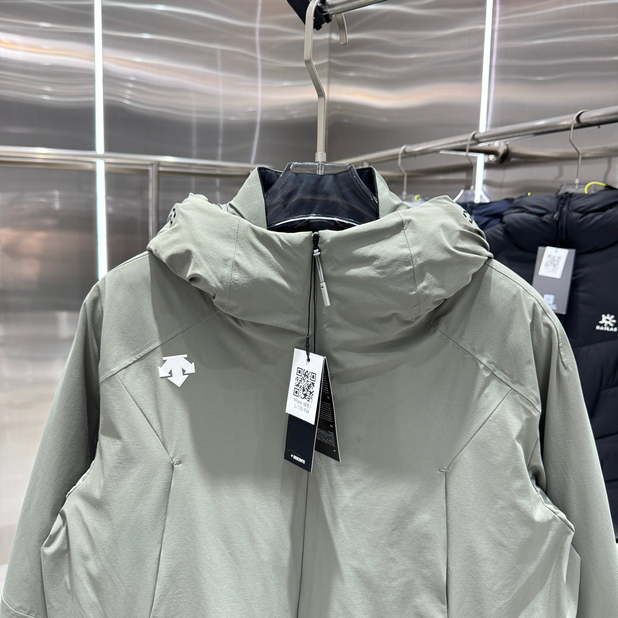<p>DESCENTE 运动羽绒服(绿)</p>