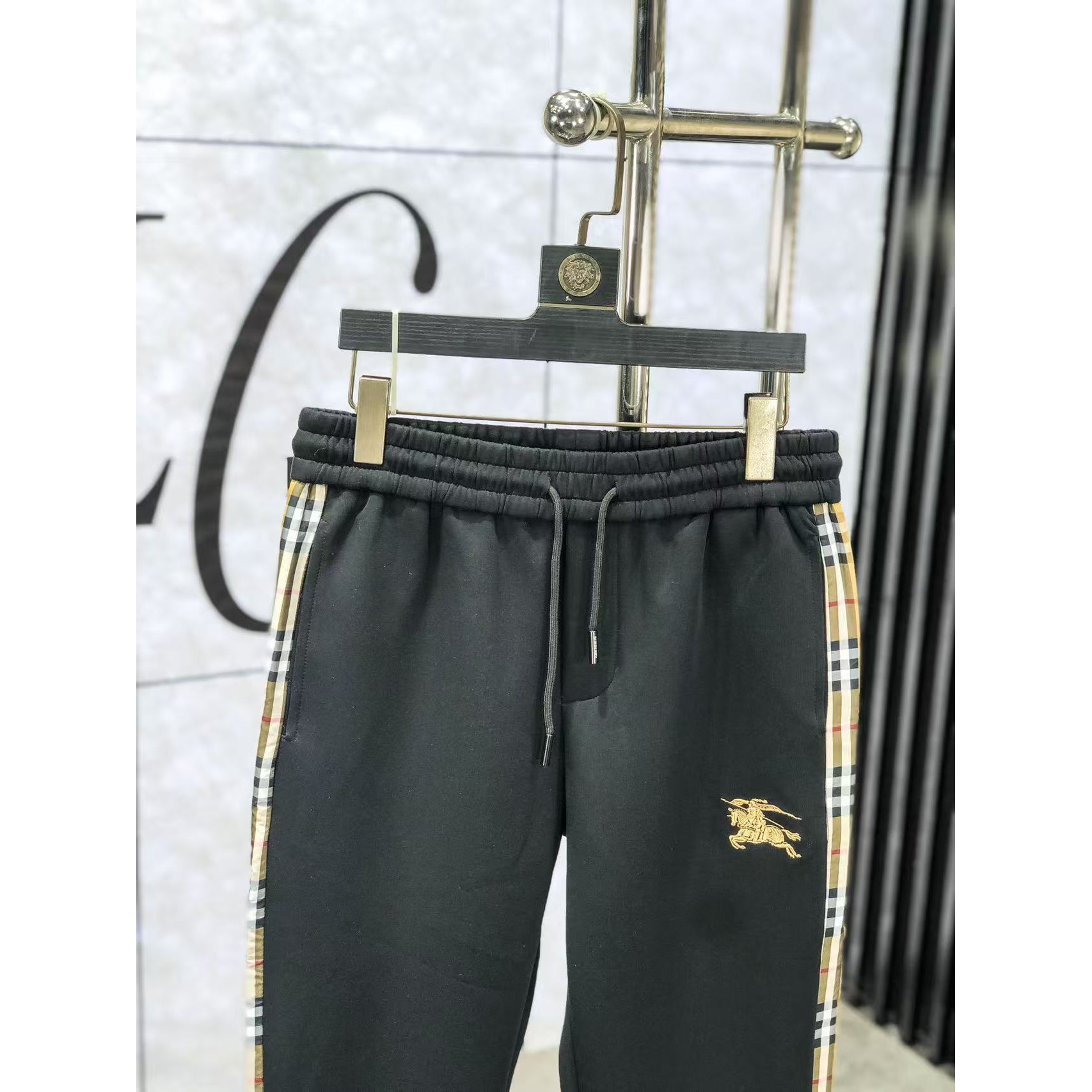 <p>LV&nbsp;高品质时尚休闲裤(782944)</p>