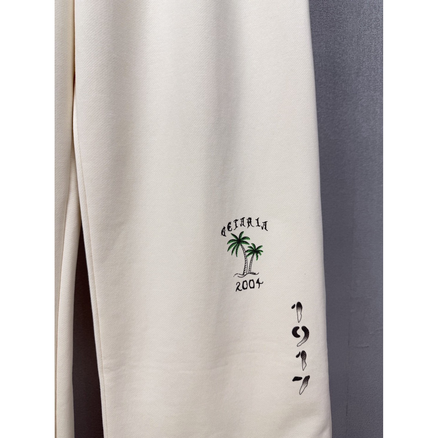 <p>Balenciaga 艺术纹身印花情侣款宽松直筒裤</p>