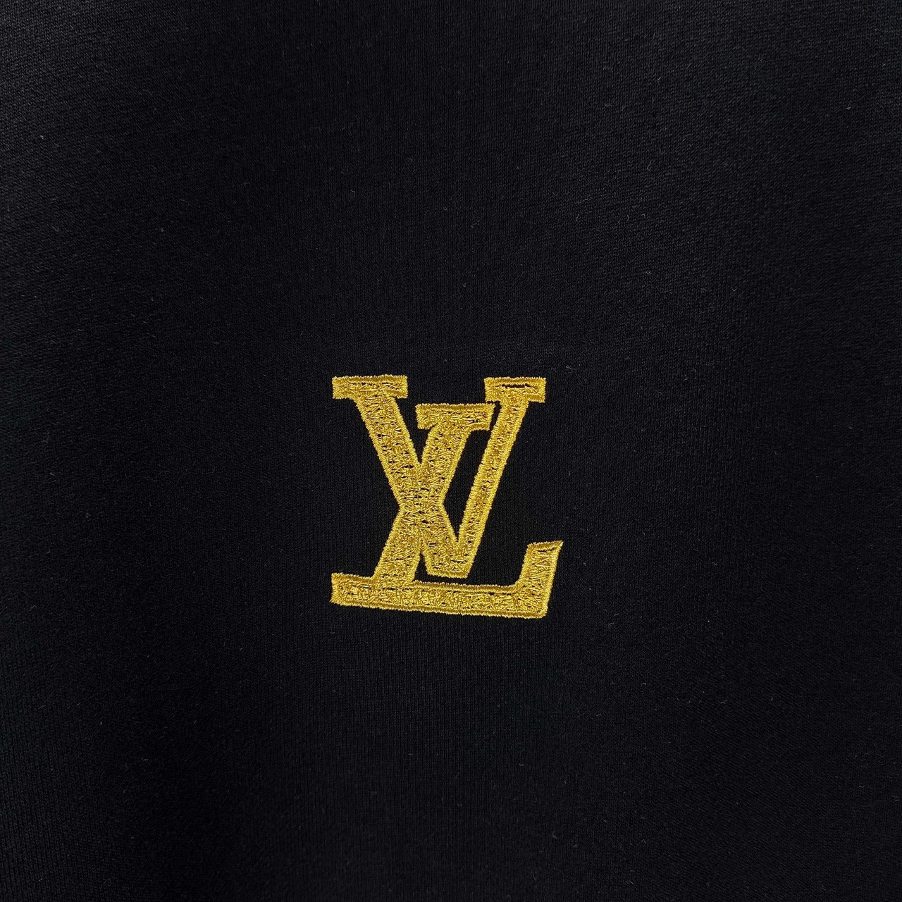 <p>LV&nbsp;圆领长袖卫衣(黑)</p>