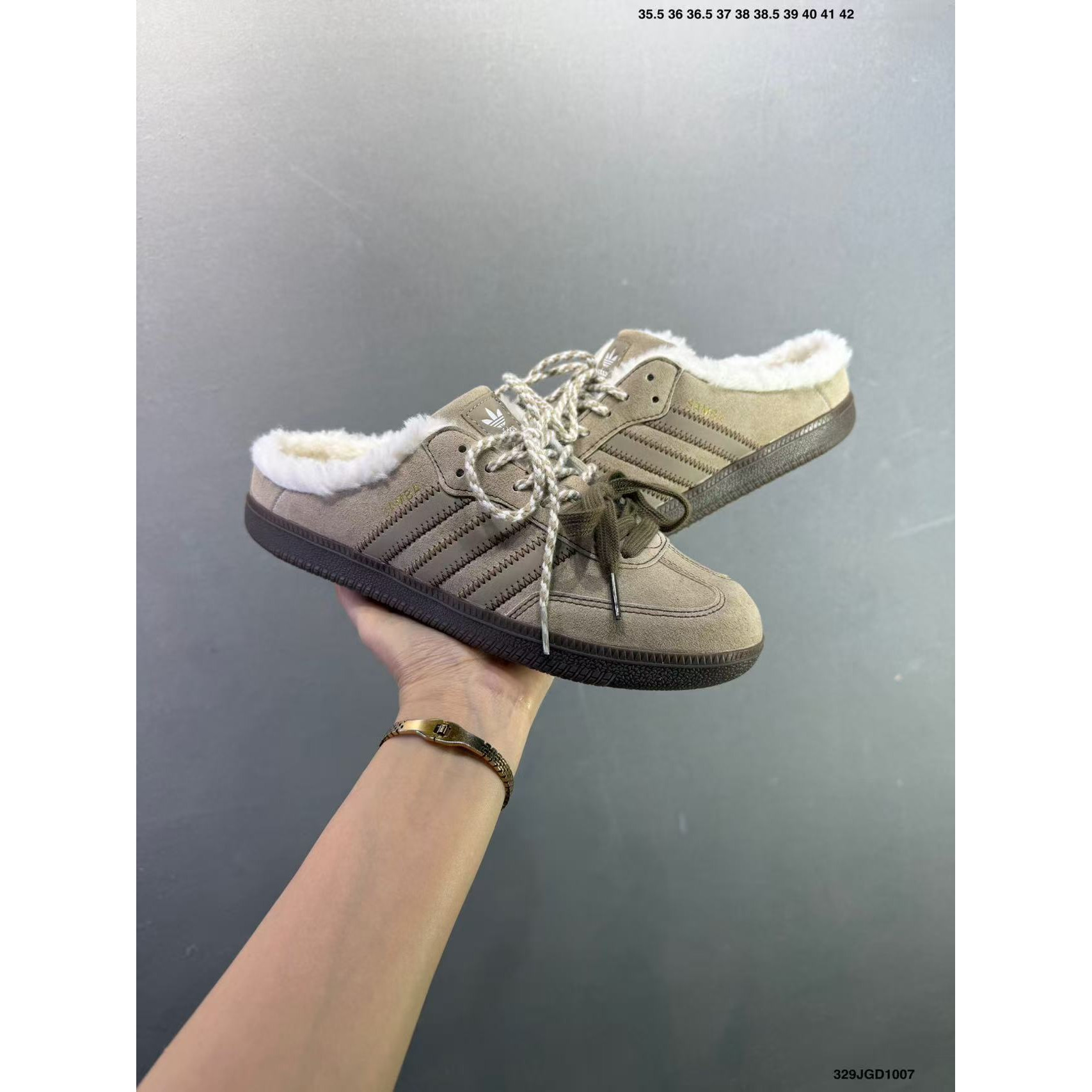 <p>Adidas Originals Samba OG Mule 休闲拖鞋(灰)</p>