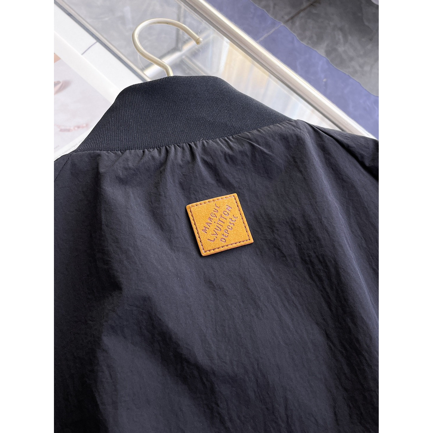 <p>LV&nbsp;男士夹克外套(黑)</p>