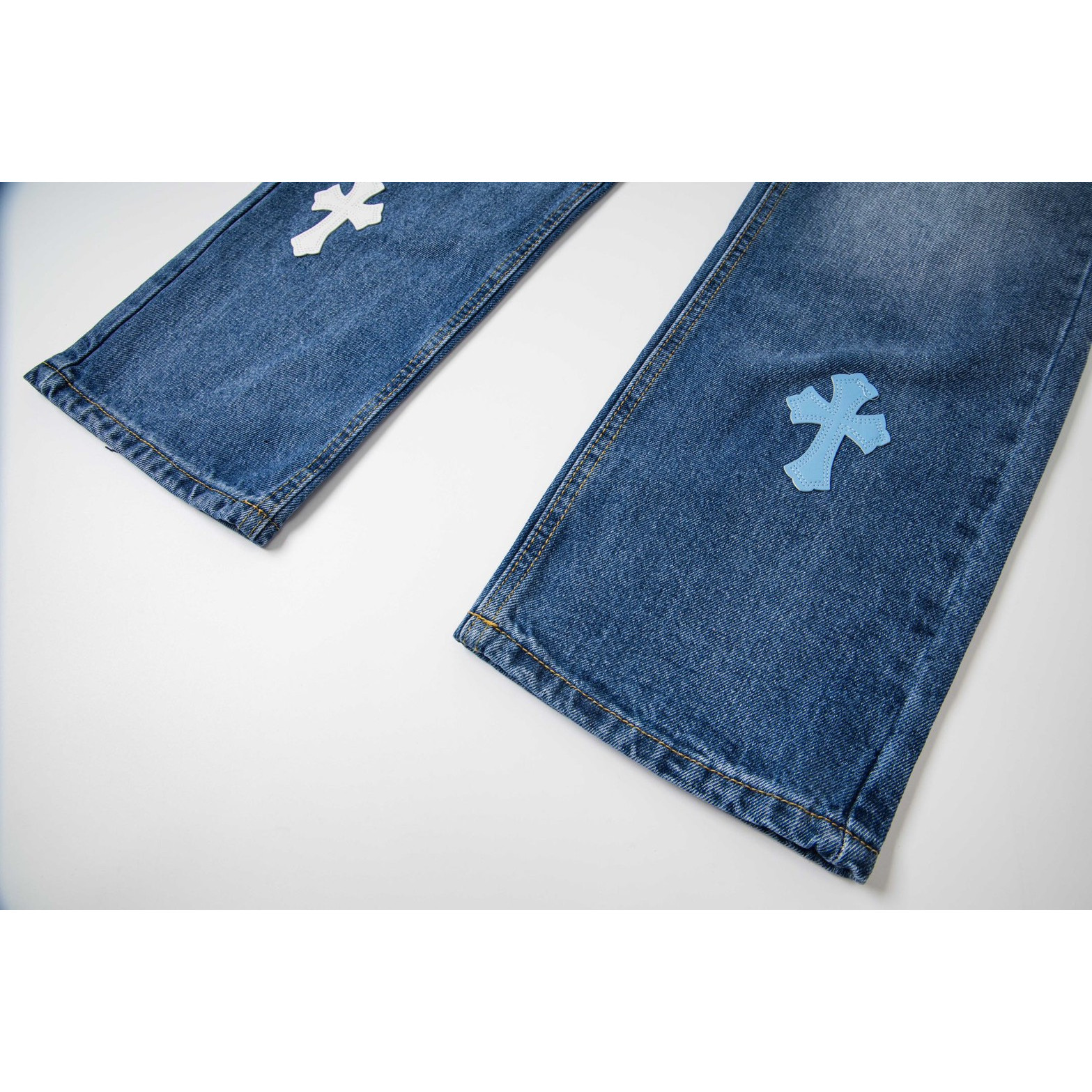 <p>CHROME HEARTS 浅蓝裤梵文蓝白拼皮牛仔裤(1805#)</p>

<p>&nbsp;</p>