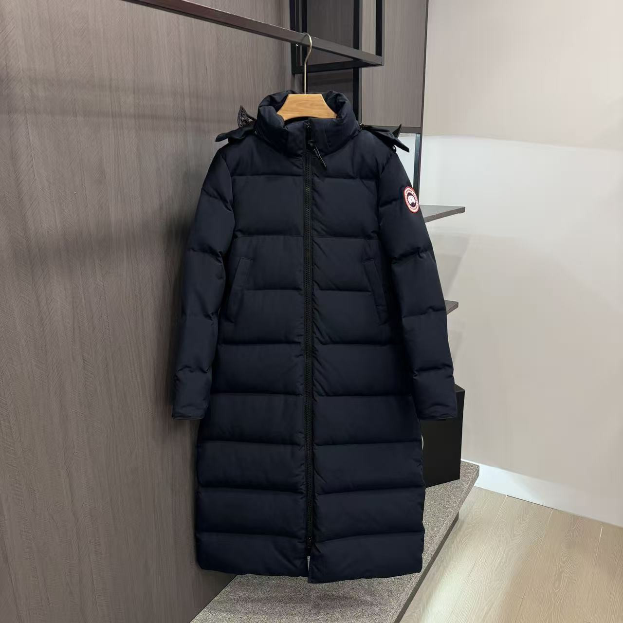 <p>Canada Goose 可拆卸兜帽全長款羽绒服(藏青)</p>