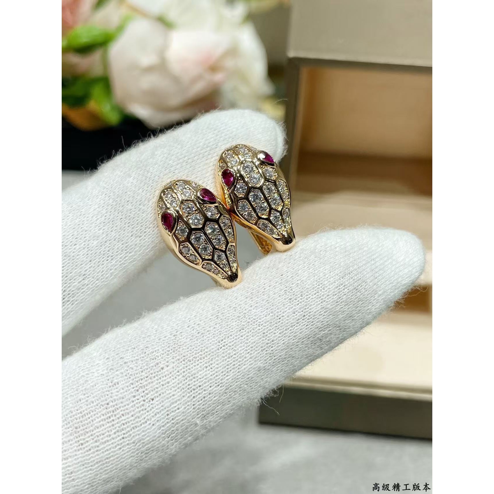 <p>BVLGARI 满钻蛇耳钉（红钻</p>