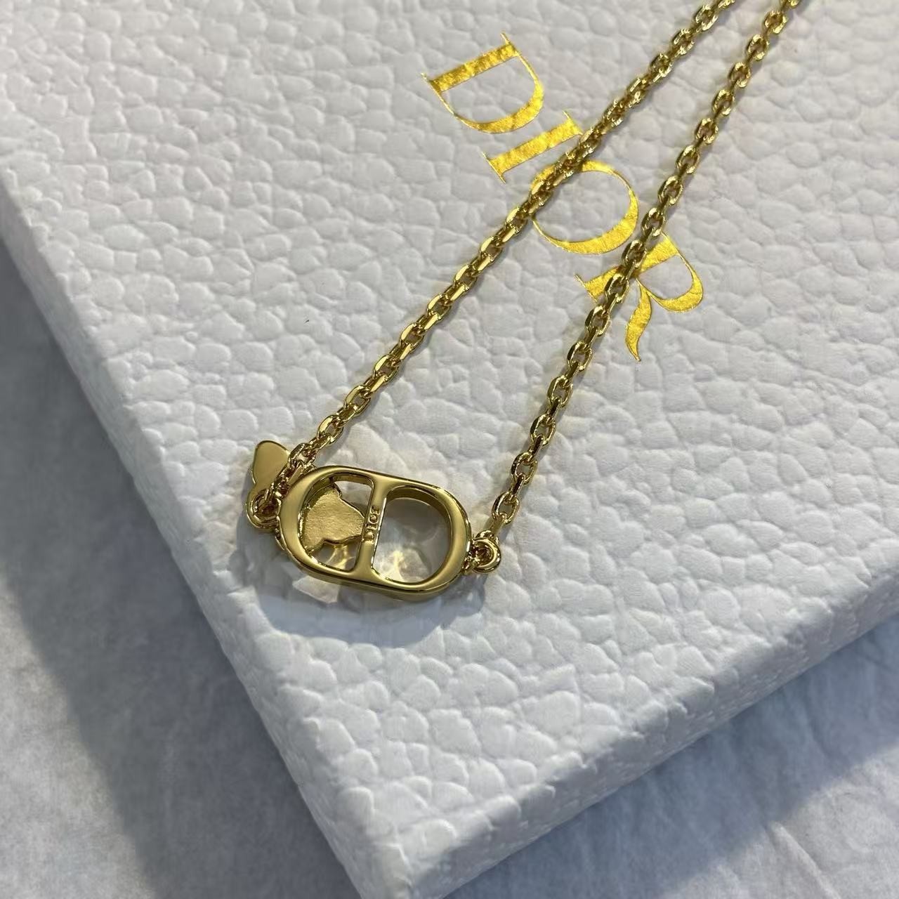 <p>DIOR 珐琅蝴蝶CD手链</p>