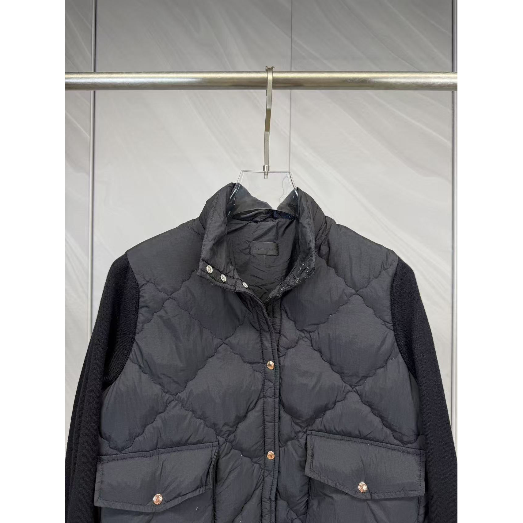 <p>Moncler 针织拼接羽绒服(黑)</p>