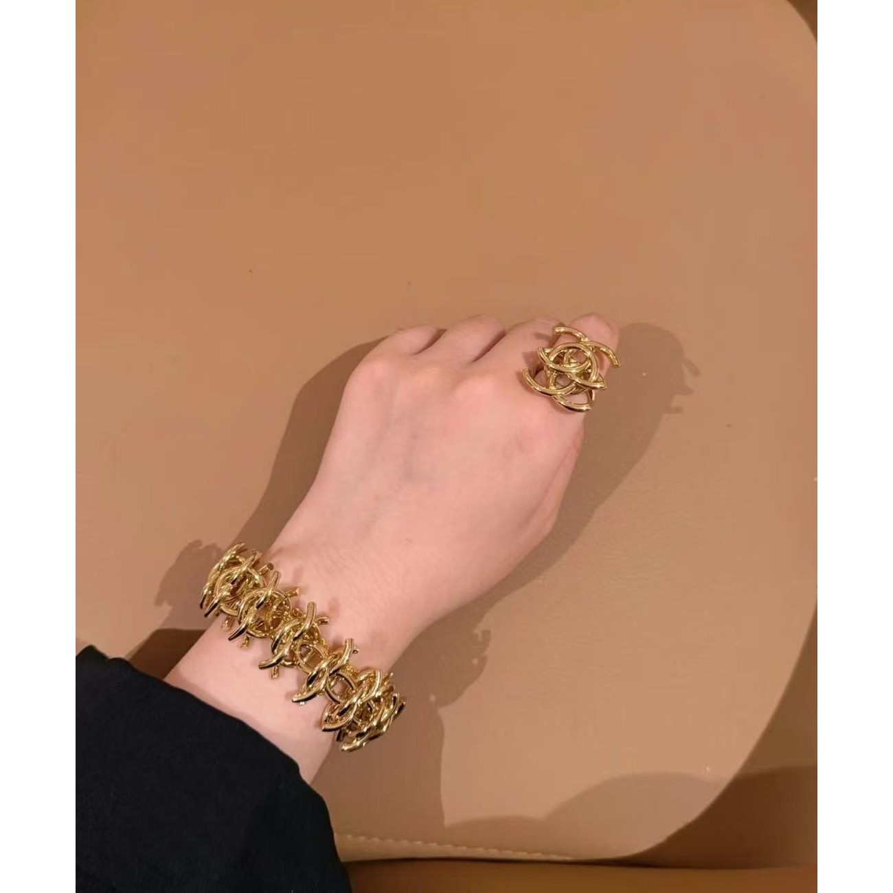 <p>CHANEL 金色多c重叠手链</p>