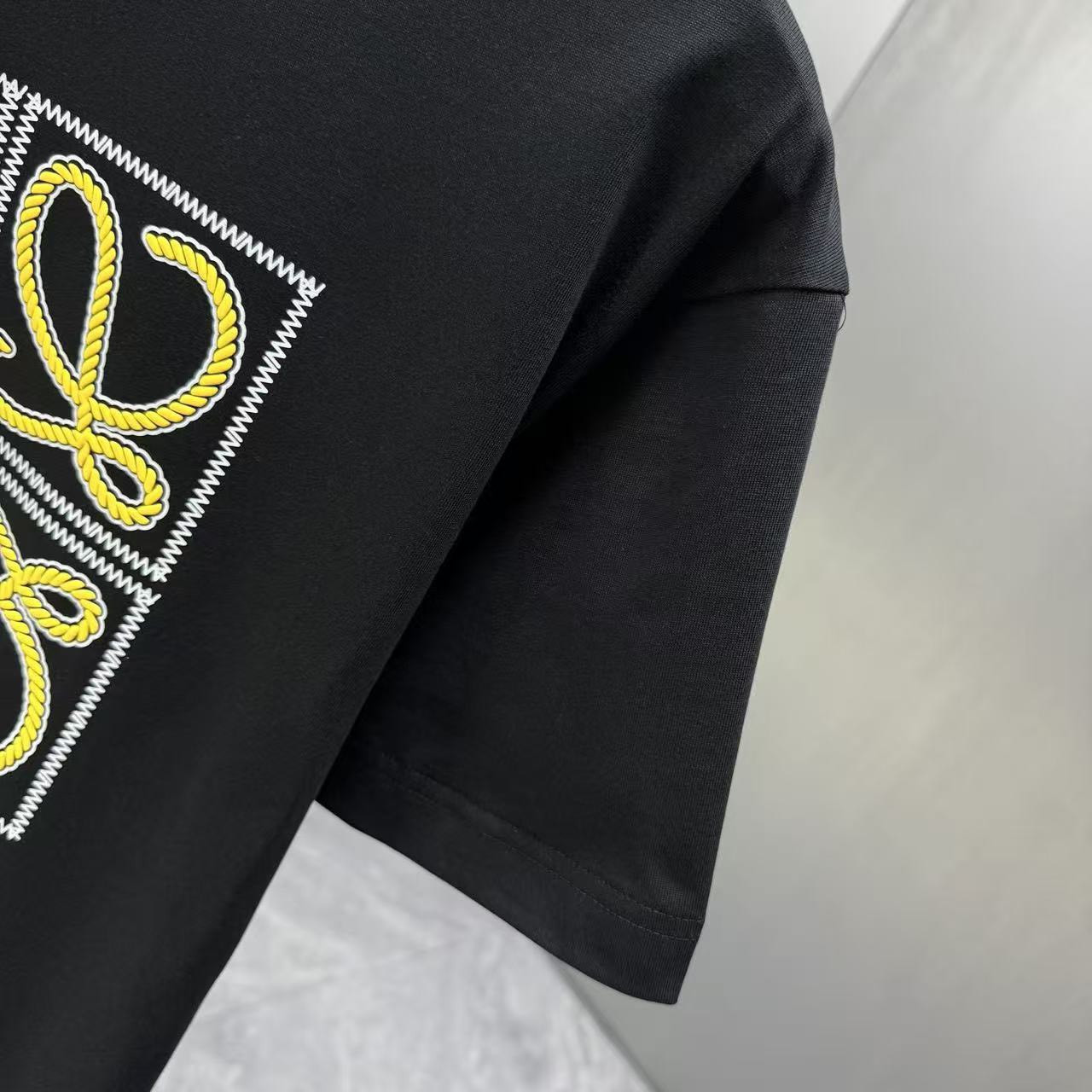 <p>LOEWE 短袖T恤(黑)</p>