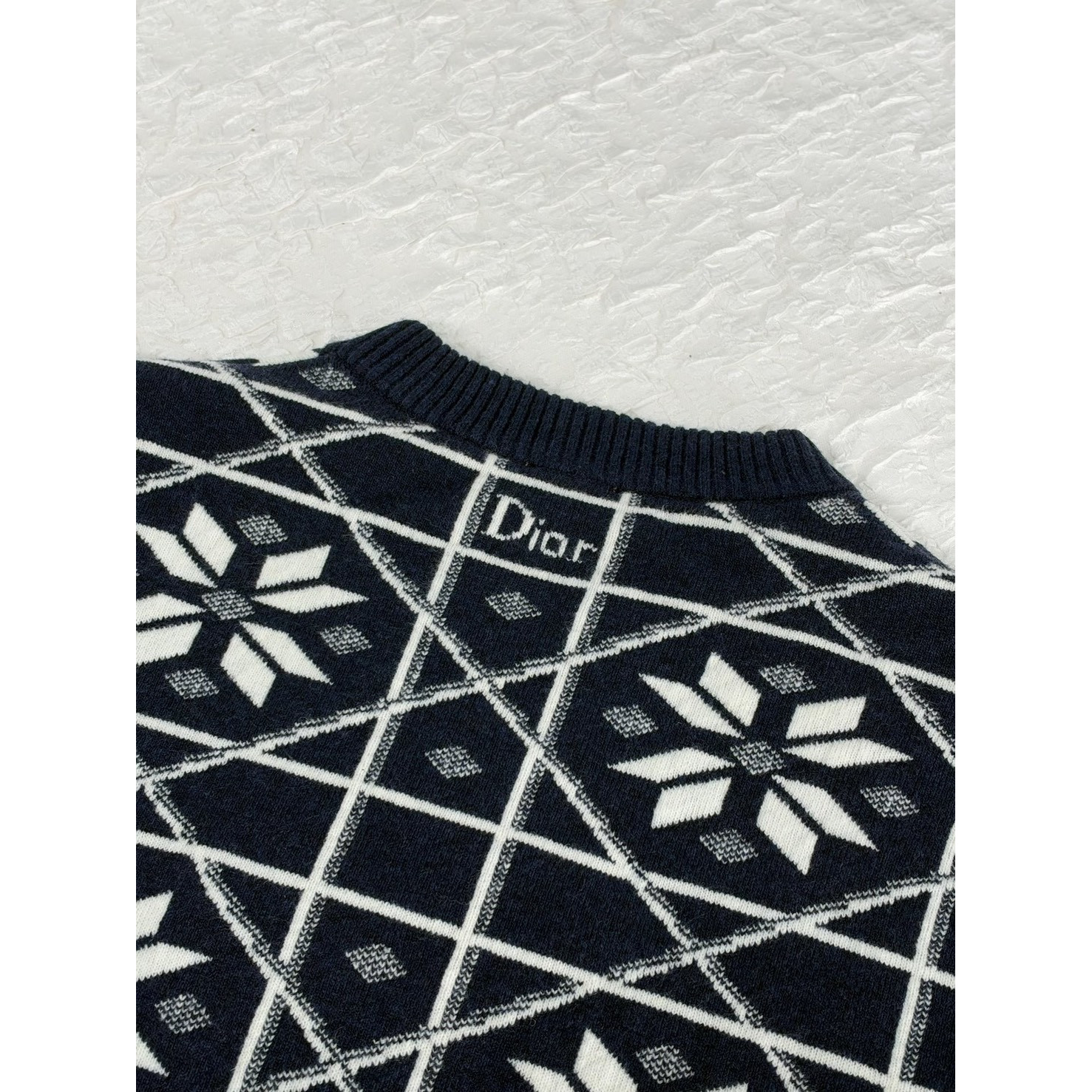 <p>DIOR&nbsp;花卉棱格纹针织圆领毛衣(黑)</p>