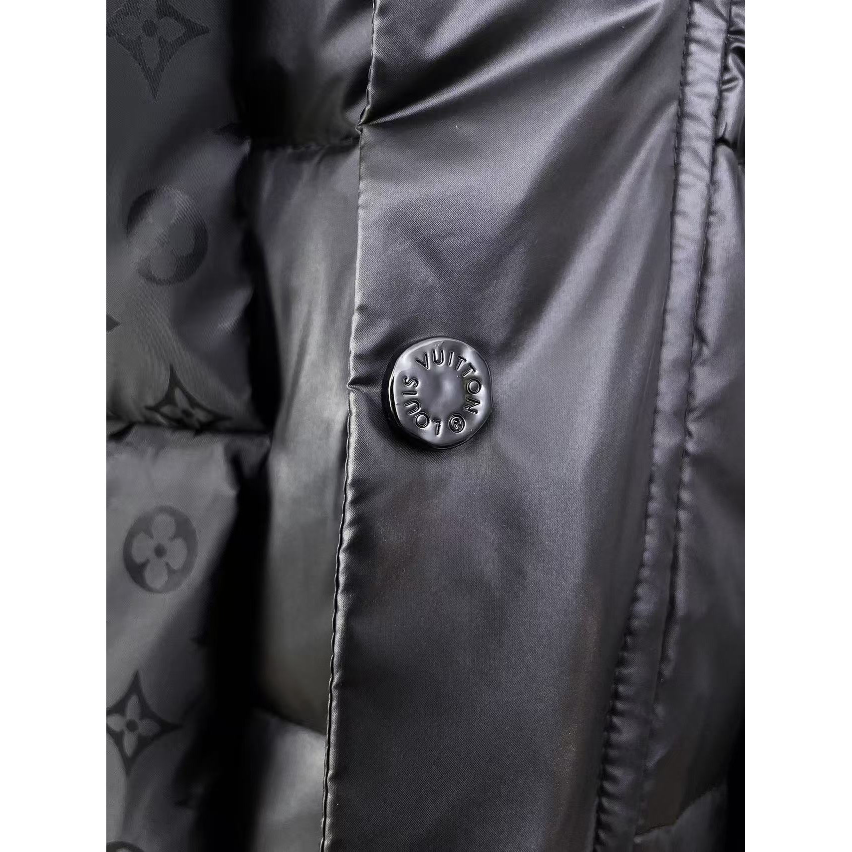 <p>LV 官网款新款羽绒服(黑)</p>