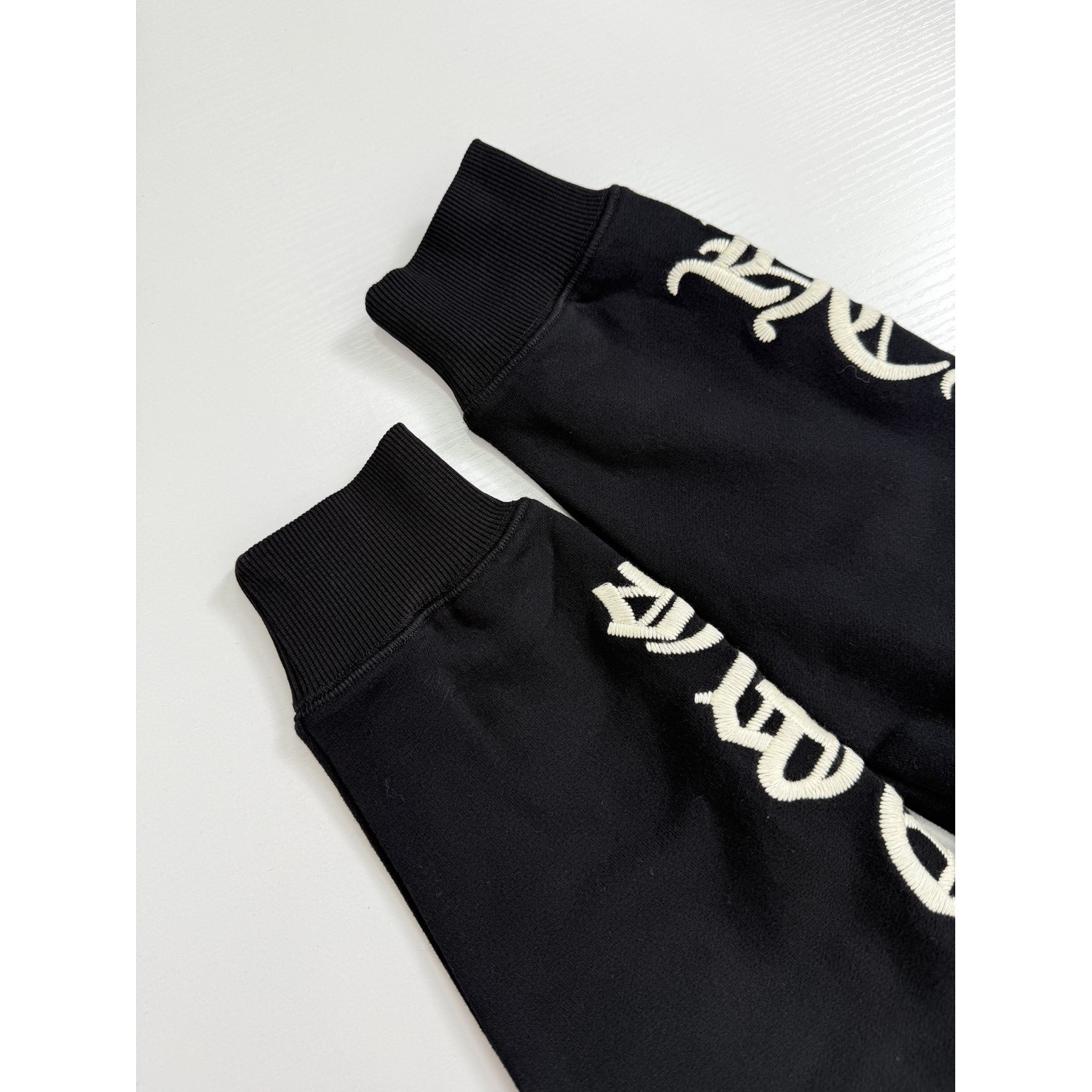 <p>CHROME HEARTS 梵文哥特字母刺绣圆领卫衣(黑)</p>
