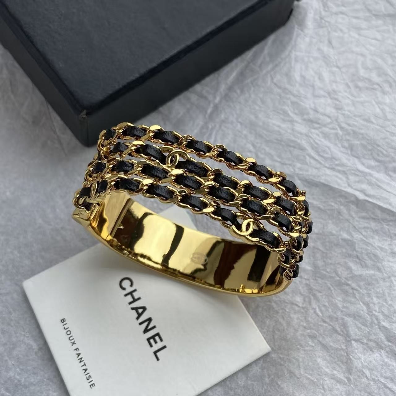 <p>CHANEL 穿皮链双c三层手镯</p>