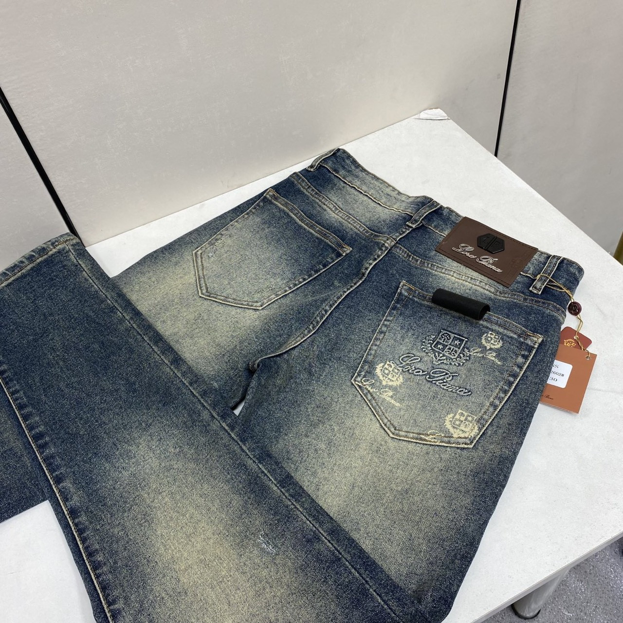<p>Loro Piana 欧洲专柜新款修身小直筒牛仔裤</p>