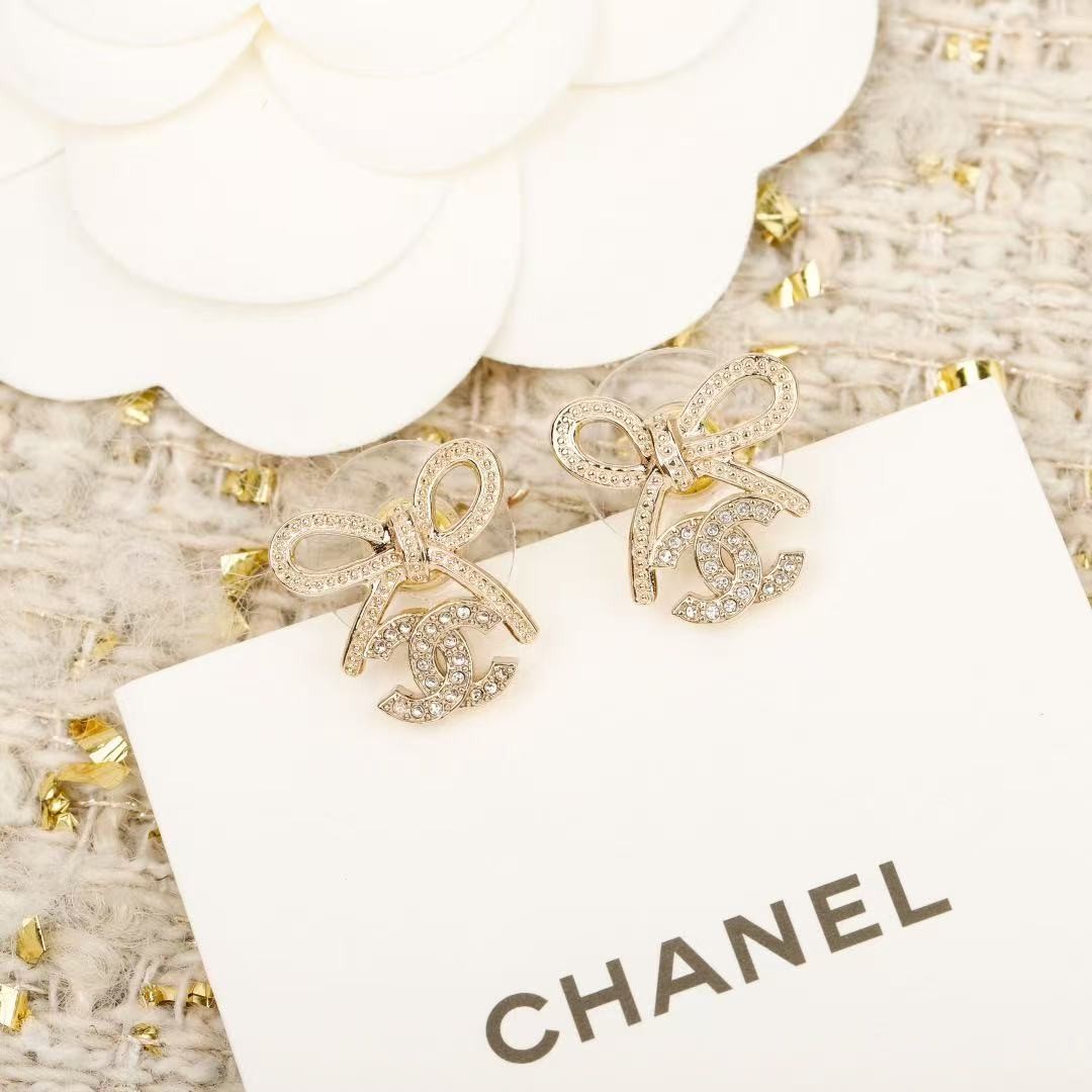 <p>CHANEL&nbsp;蝴蝶结吊双C耳钉</p>