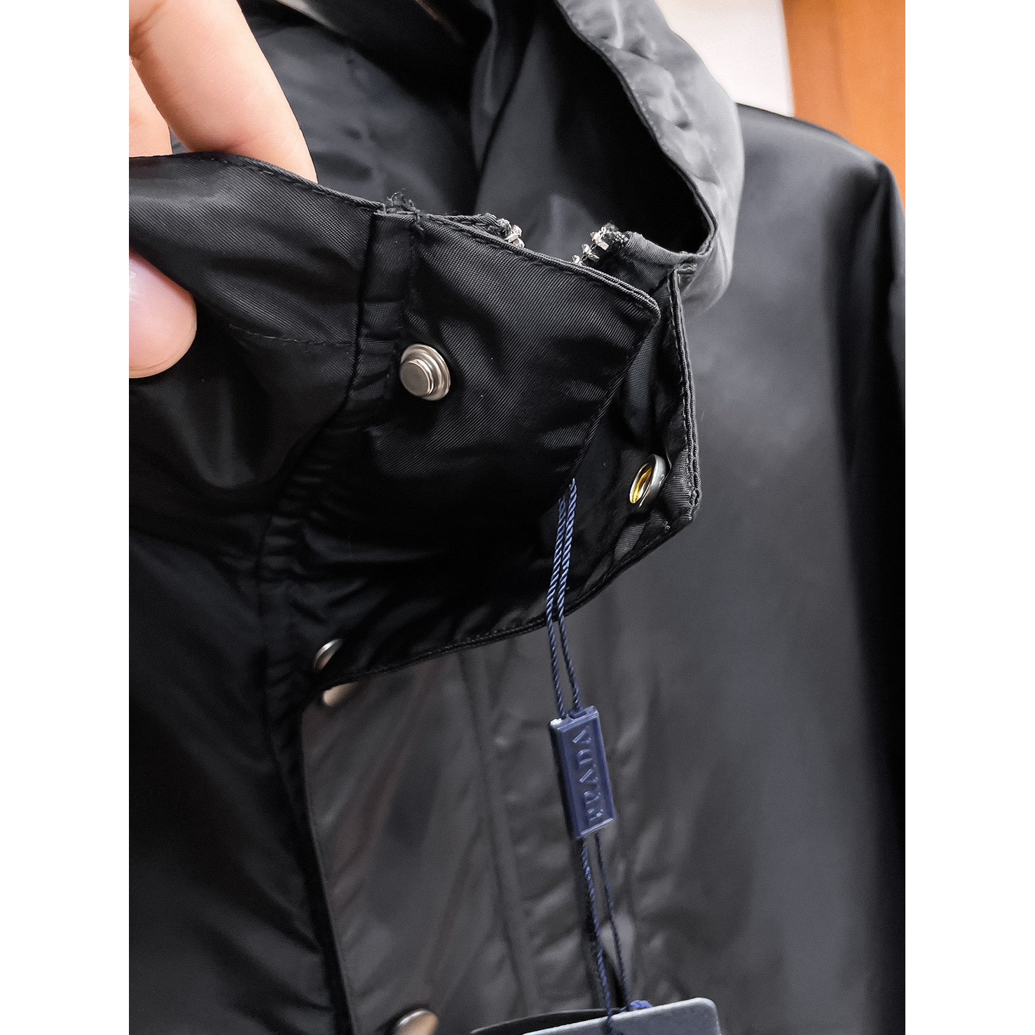 <p>PRADA&nbsp;男士夹克外套(黑)</p>