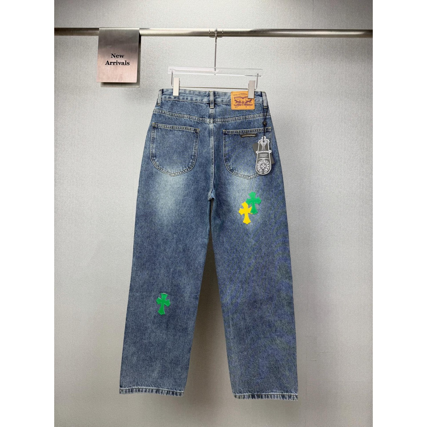 <p>CHROME HEARTS 红黄绿大十字架牛仔裤</p>