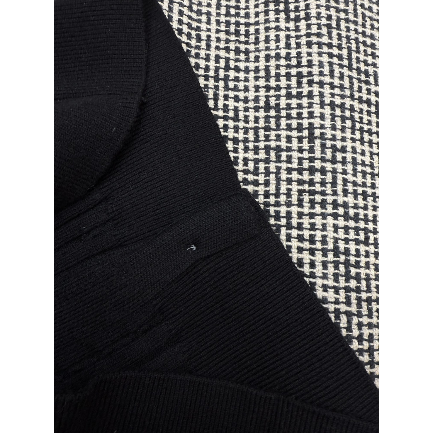 <p>Thom Browne 女款刺绣四杠针织开衫(黑)</p>