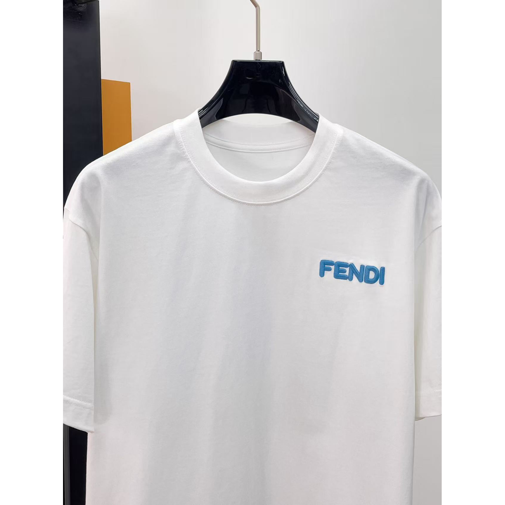 <p>FENDI&nbsp; 专柜新款短袖T恤(白)</p>