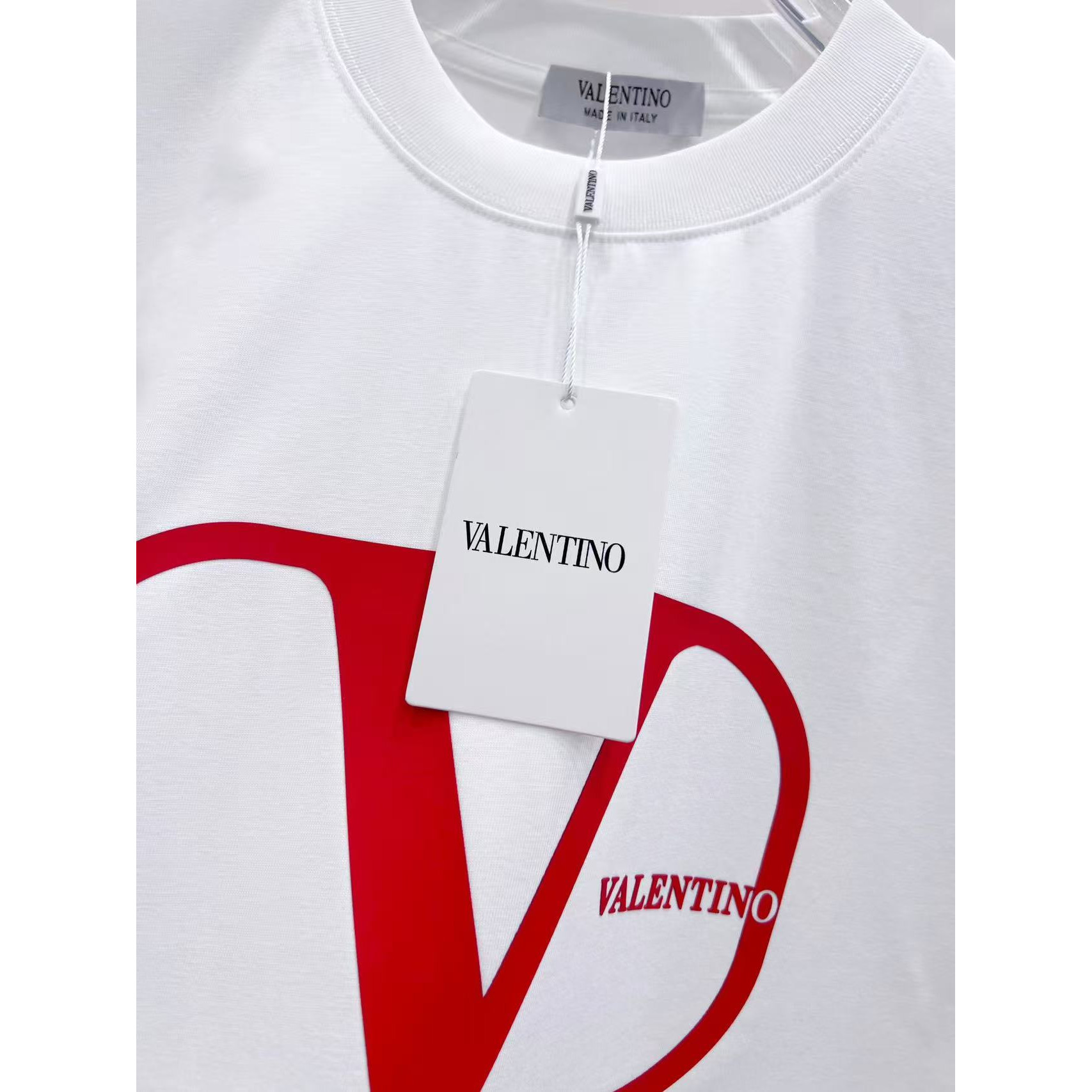 <p>VALENTION&nbsp; 短袖圆领T恤(白)</p>