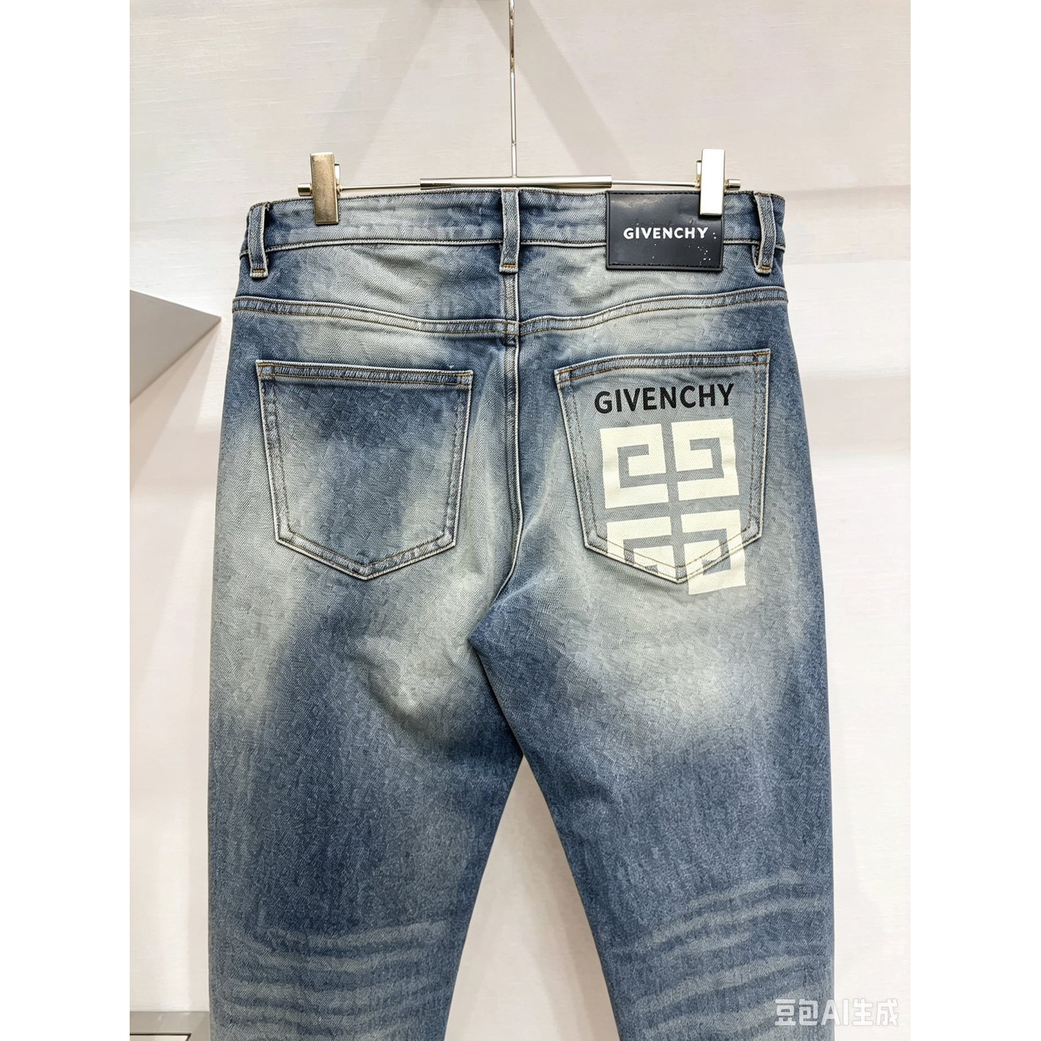 <p>GIVENCHY 休闲牛仔裤</p>