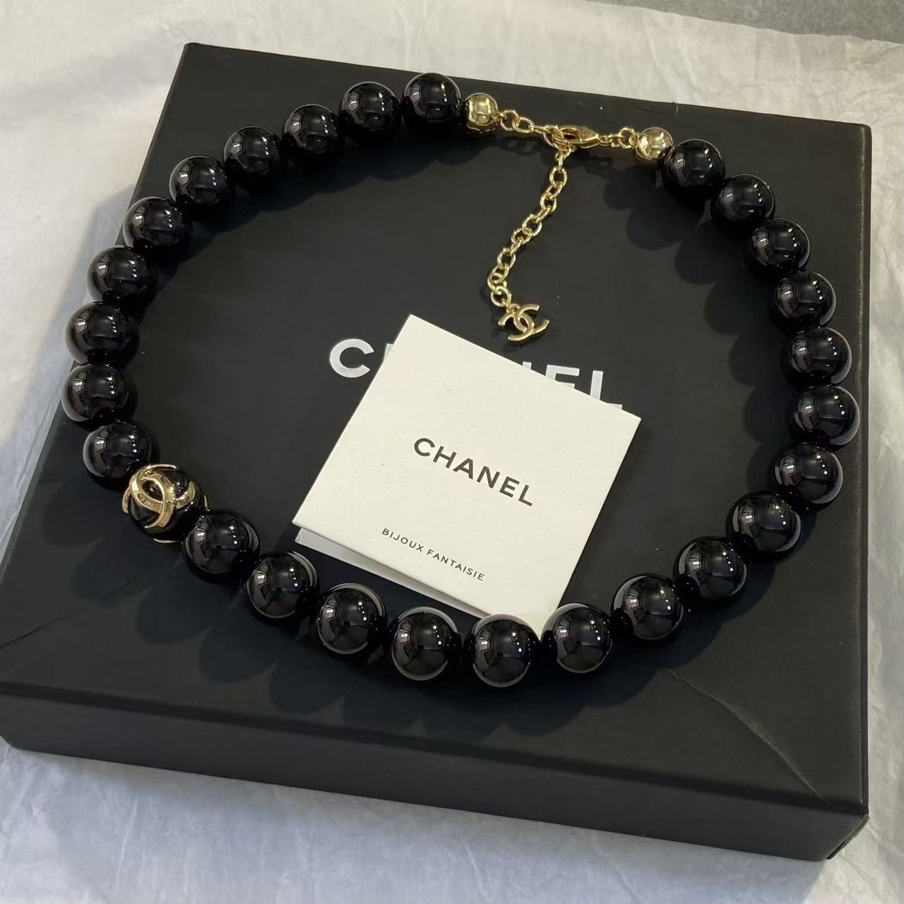 <p>CHANEL 抱珠吊金珠项链</p>