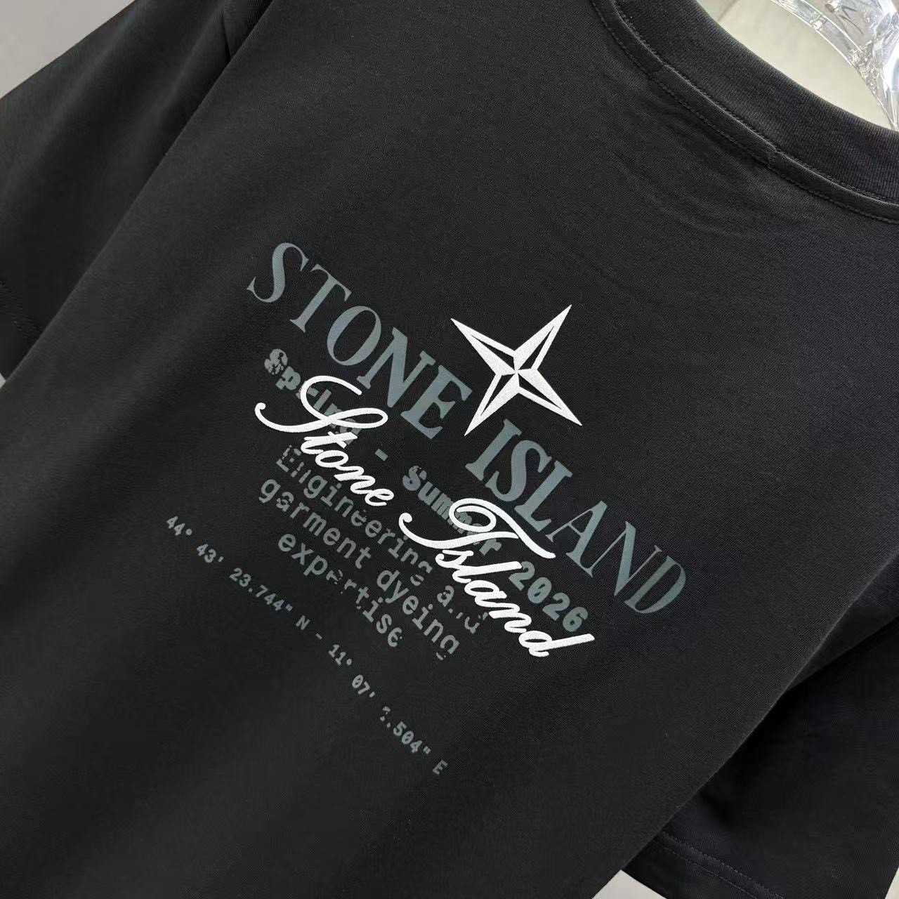 <p>Stone Island 短袖T恤(黑)</p>