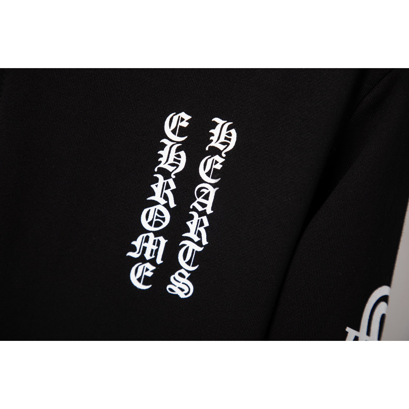 <p>CHROME HEARTS 梵文字母连帽外套(DZ82)(黑色)</p>