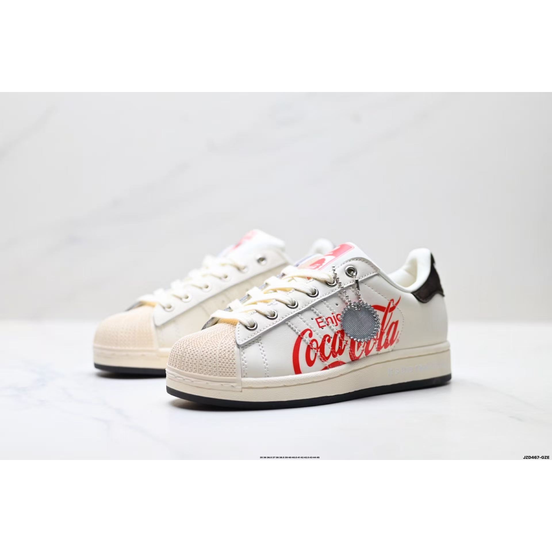<p>Adidas Coca Cola X SUPERSTAR 休闲运动板鞋(白)</p>