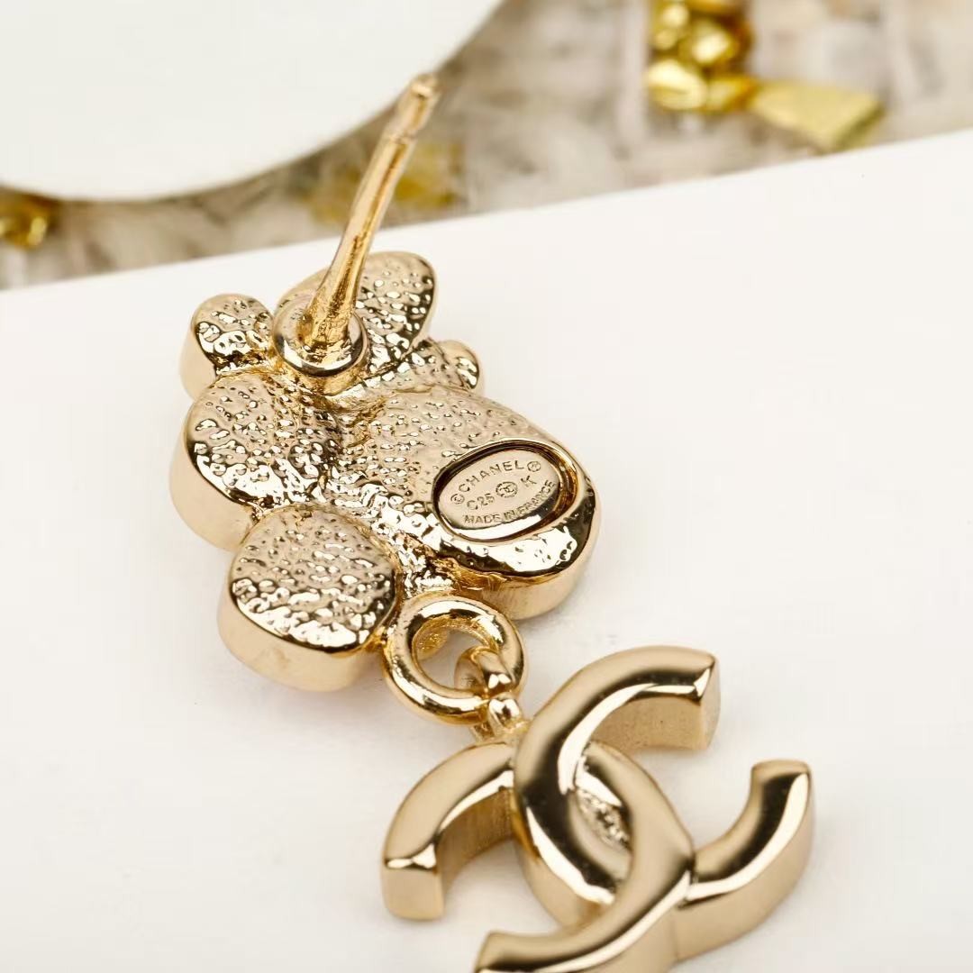 <p>CHANEL&nbsp;25K珐琅耳钉</p>