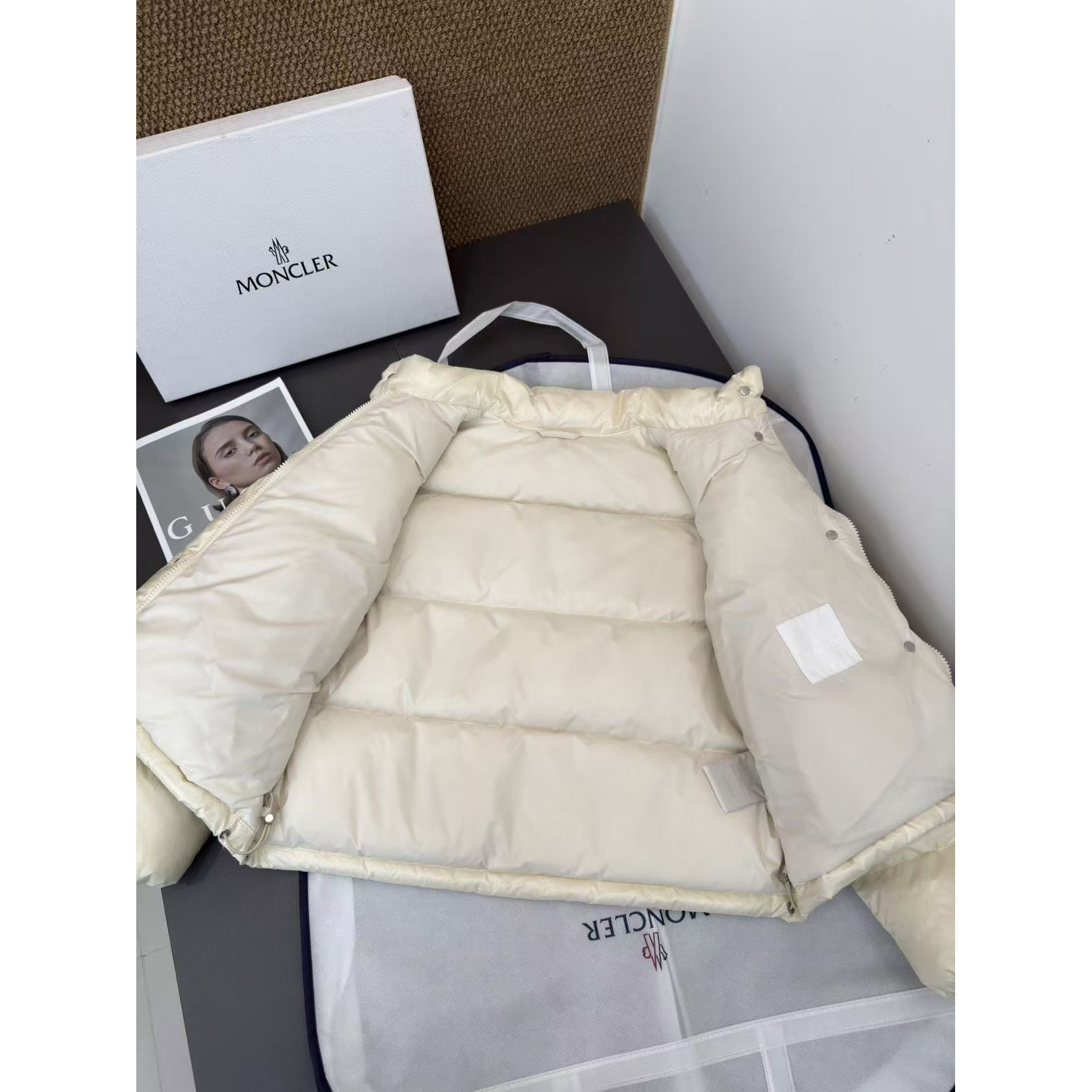 <p>Moncler Tepice女款短款小面包羽绒服(白色)</p>