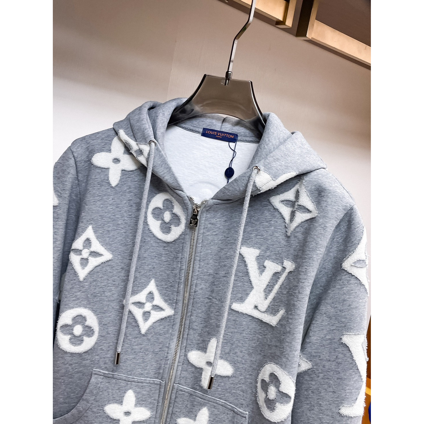 <p>LV&nbsp;男士夹克外套(灰)</p>