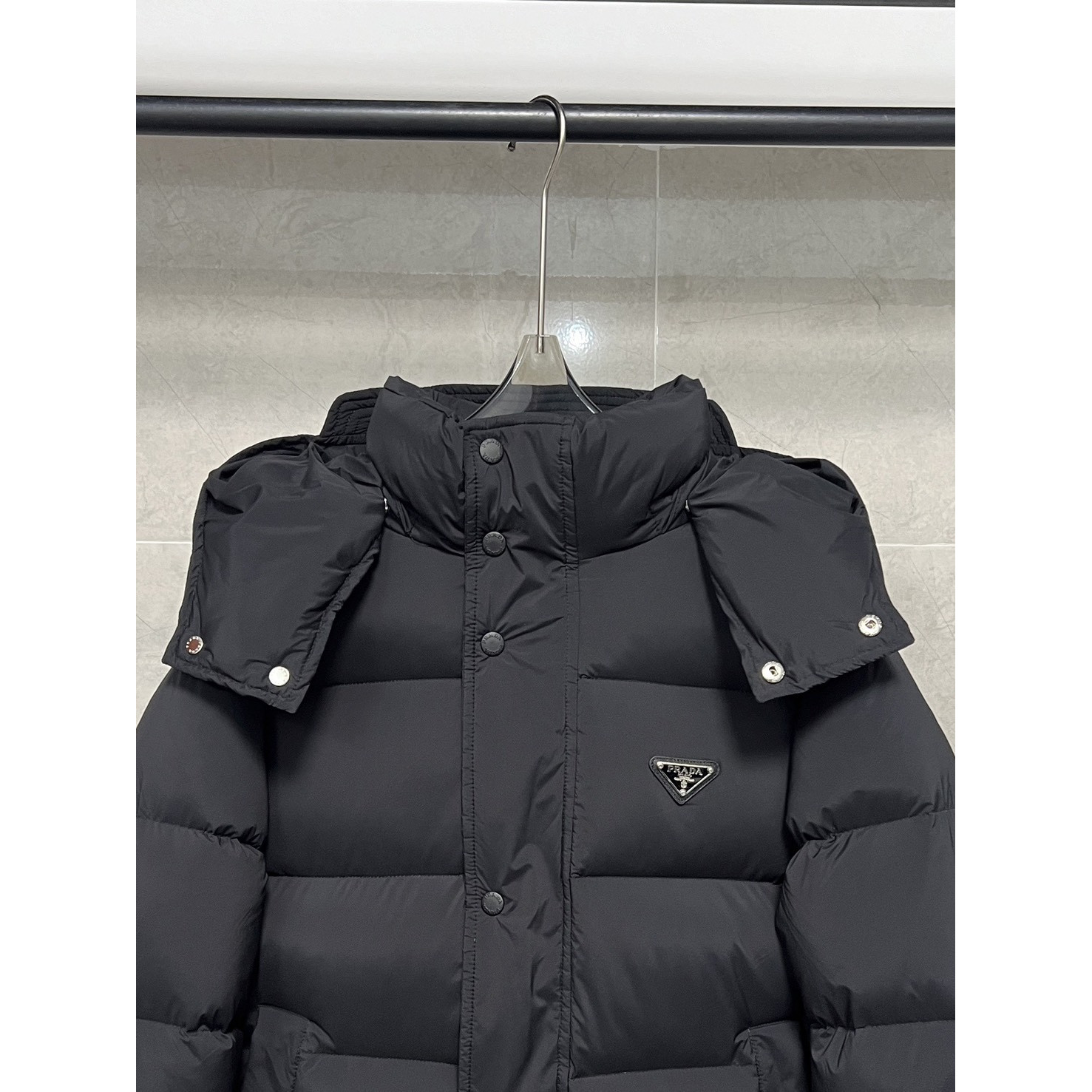 <p>PRADA 连帽羽绒服(黑)</p>