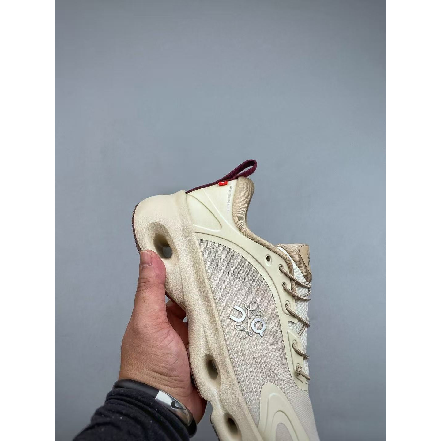 <p>Loewe x ON&nbsp; 联名 Cloudsolo 系列</p>