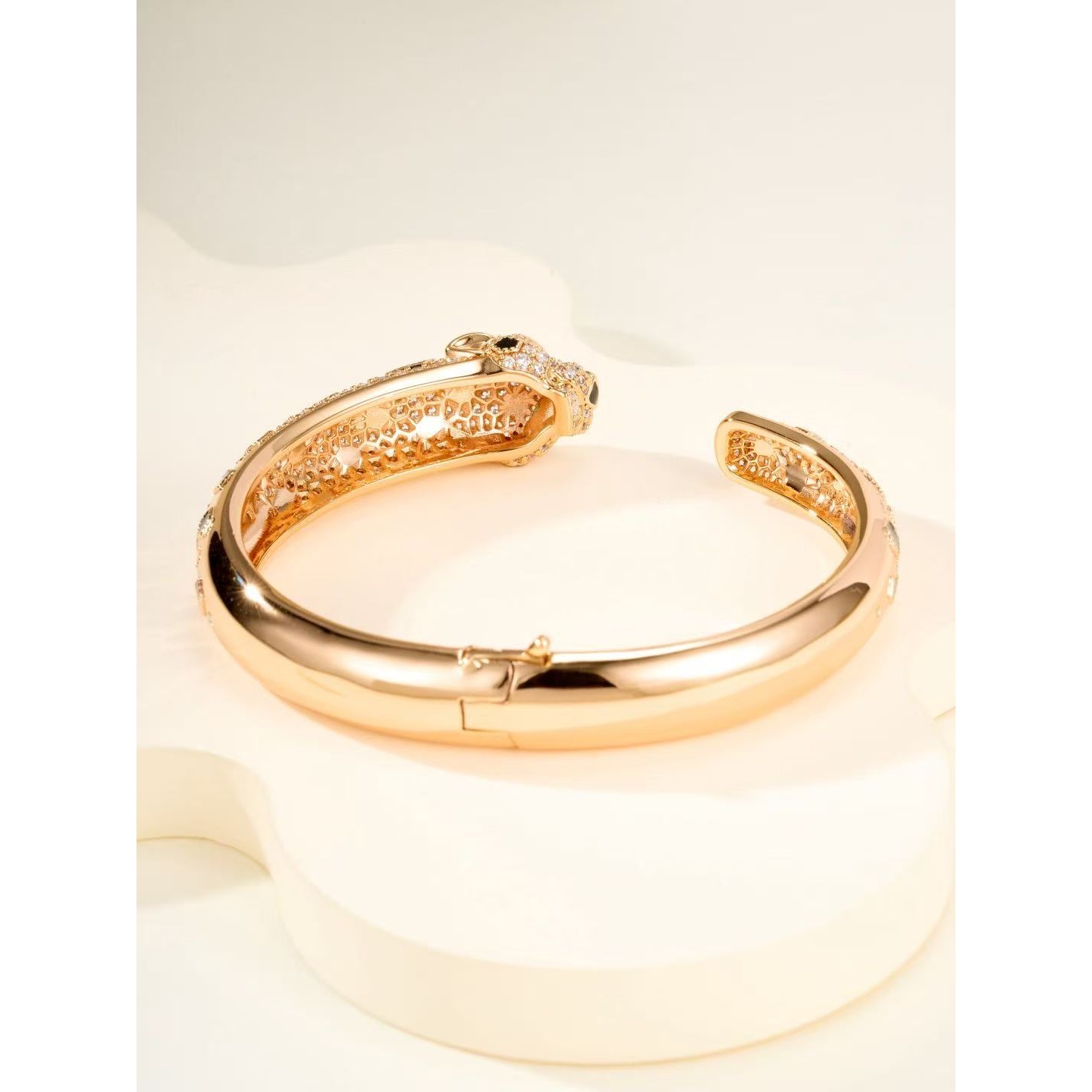 <p>CARTIER&nbsp;手镯</p>