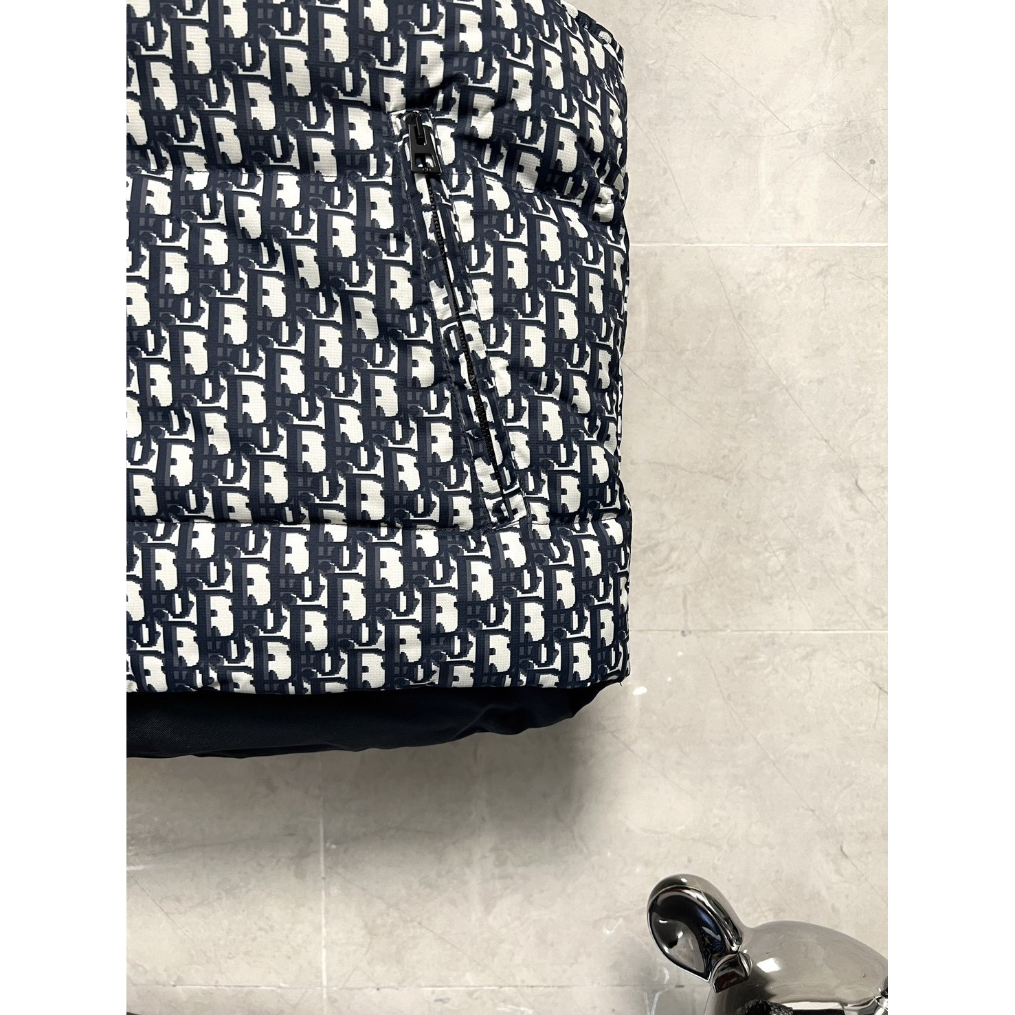 <p>Dior 千鸟格满印双面穿羽绒马甲</p>