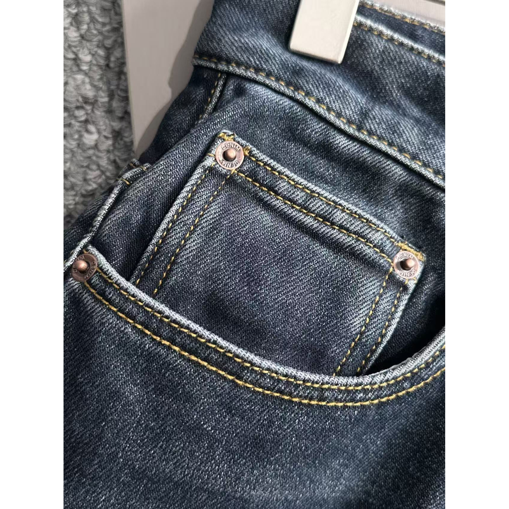 <p>PRADA&nbsp;四季款经典牛仔裤直筒长裤(藍)</p>