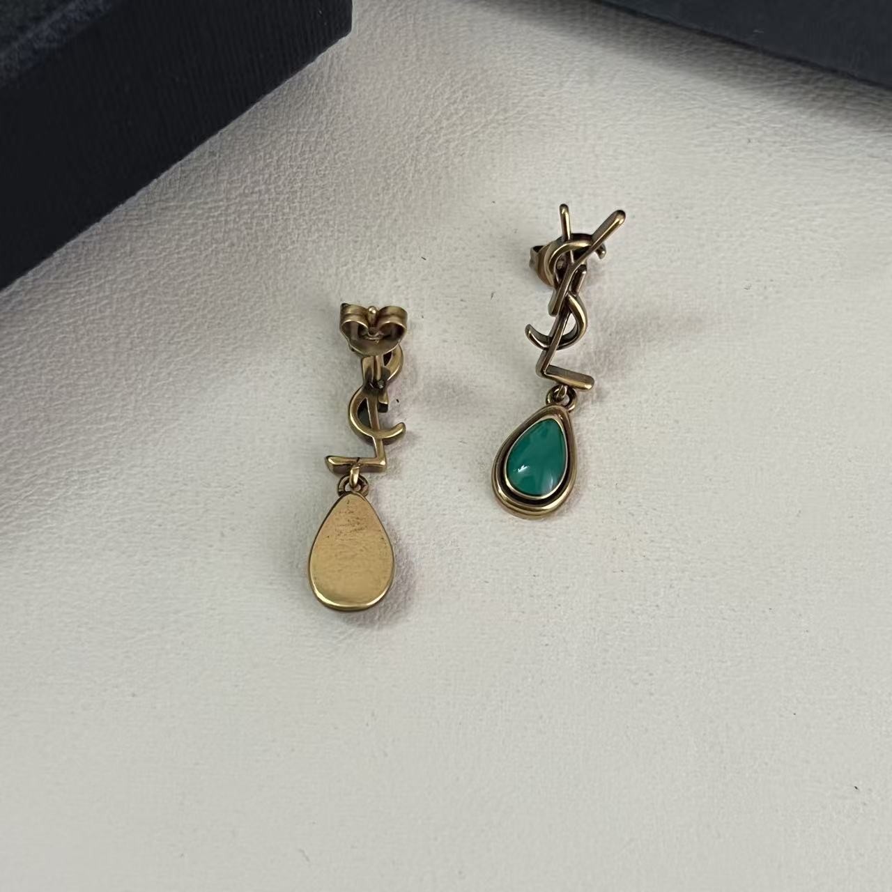 <p>YSL&nbsp;耳钉</p>