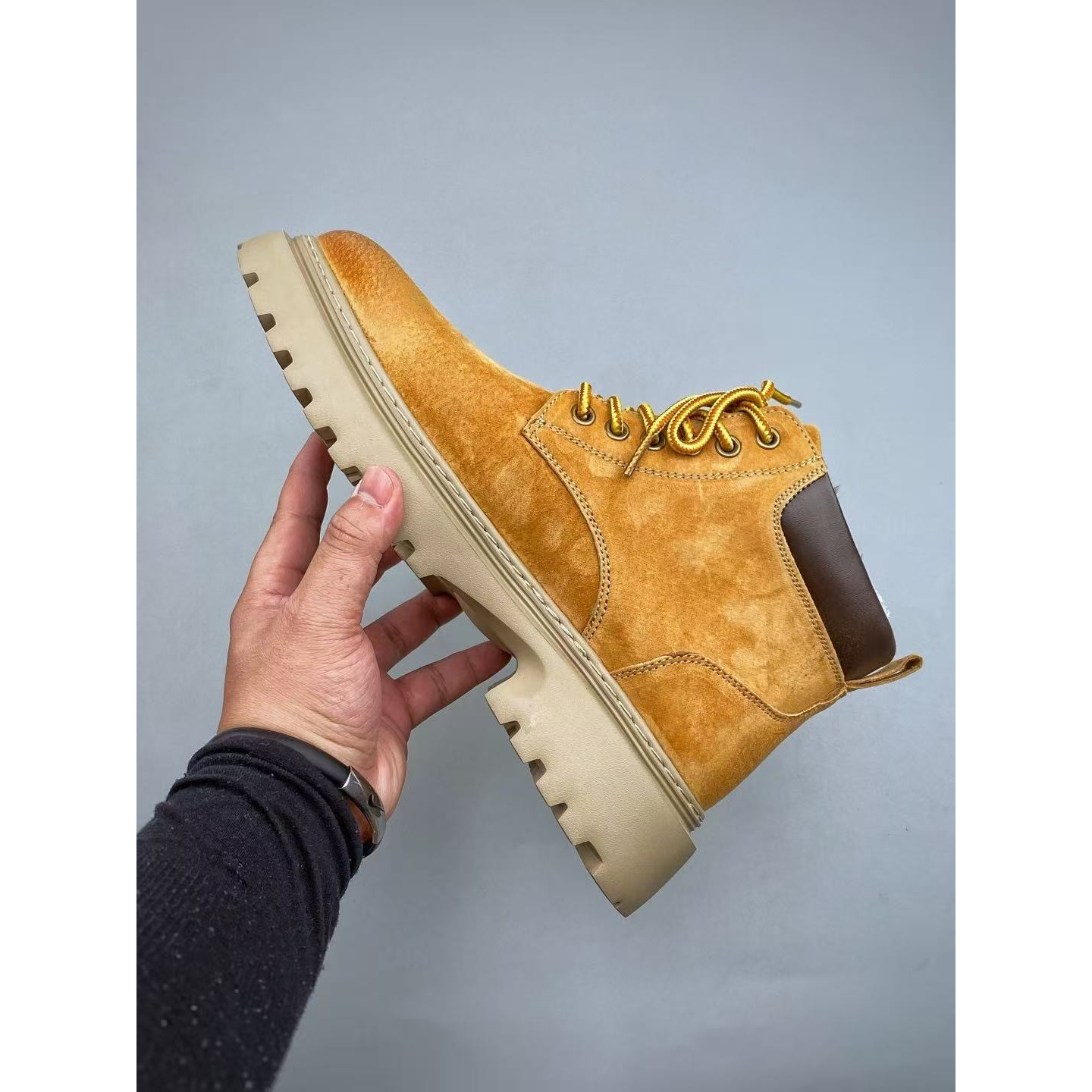 <p>UGG 休闲马丁靴</p>
