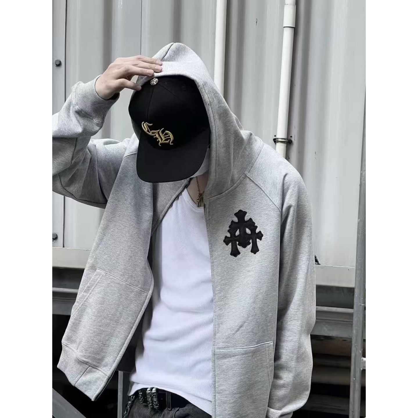<p>CHROME HEARTS 三花十字架皮标拉链连帽外套(灰)</p>