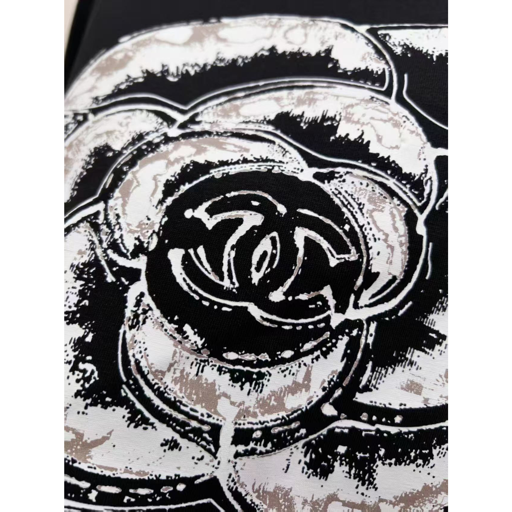 <p>CHANEL 圆领T恤(黑)</p>