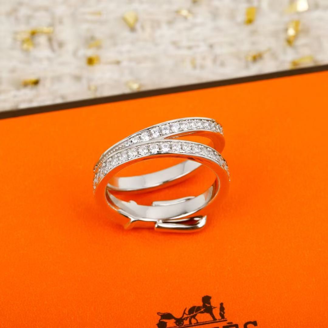 <p>HERMES&nbsp; 双圈戒指</p>