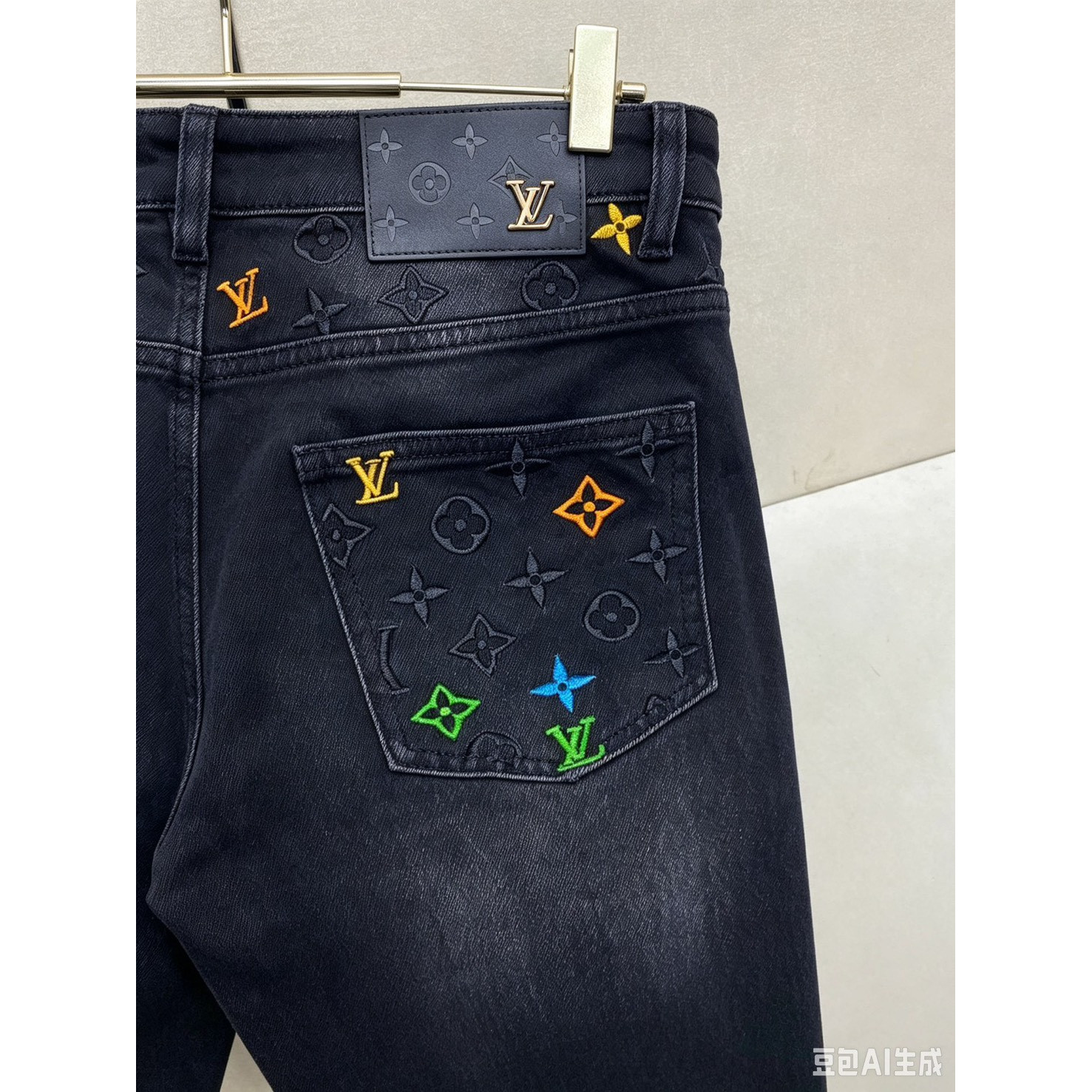<p>LV&nbsp;休闲牛仔裤</p>