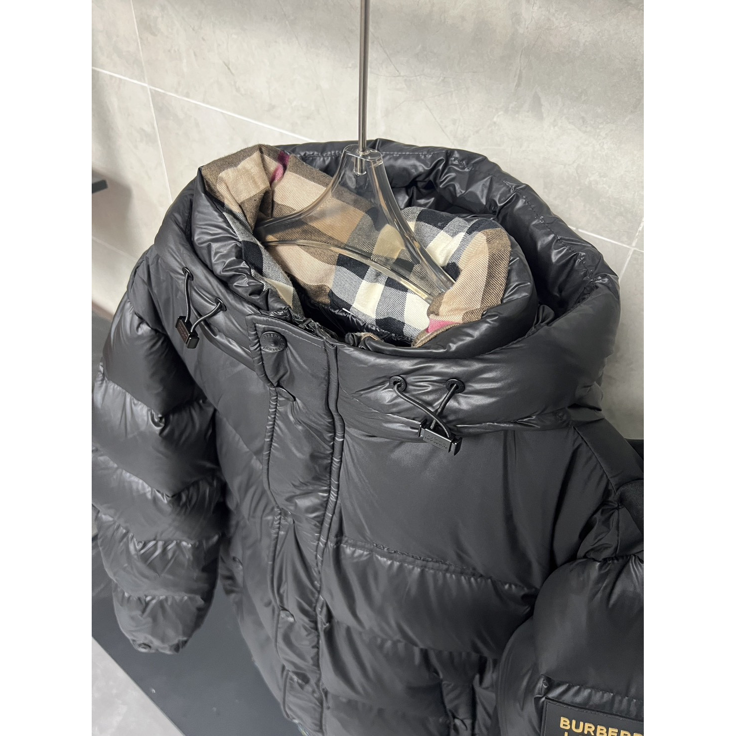 <p>Burberry 格子短款羽绒服 (黑)</p>