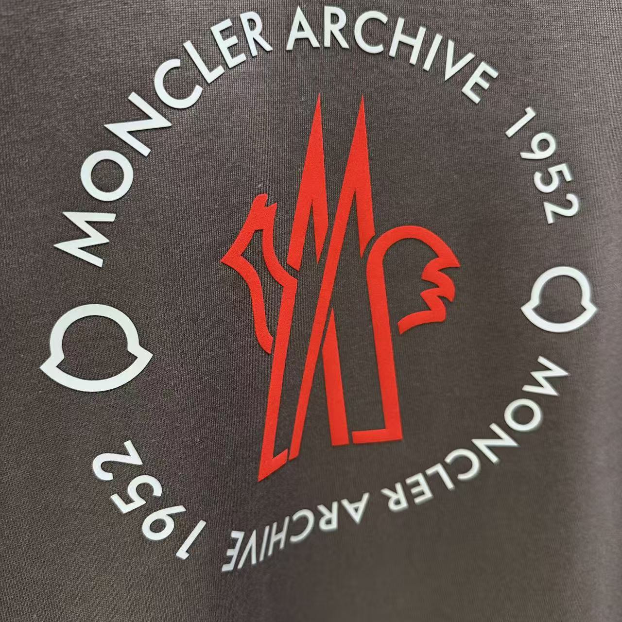 <p>Moncler 短袖T恤(棕色)</p>